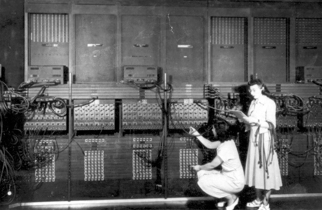 Une photo de Marlyn Meltzer et Ruth Teitelbaum programmant l’ENIAC en 1946.